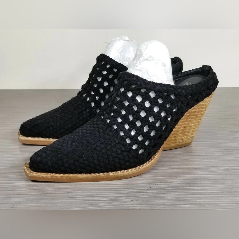 Anthropologie Jeffrey Campbell
Leone Mules. Size 8.5.